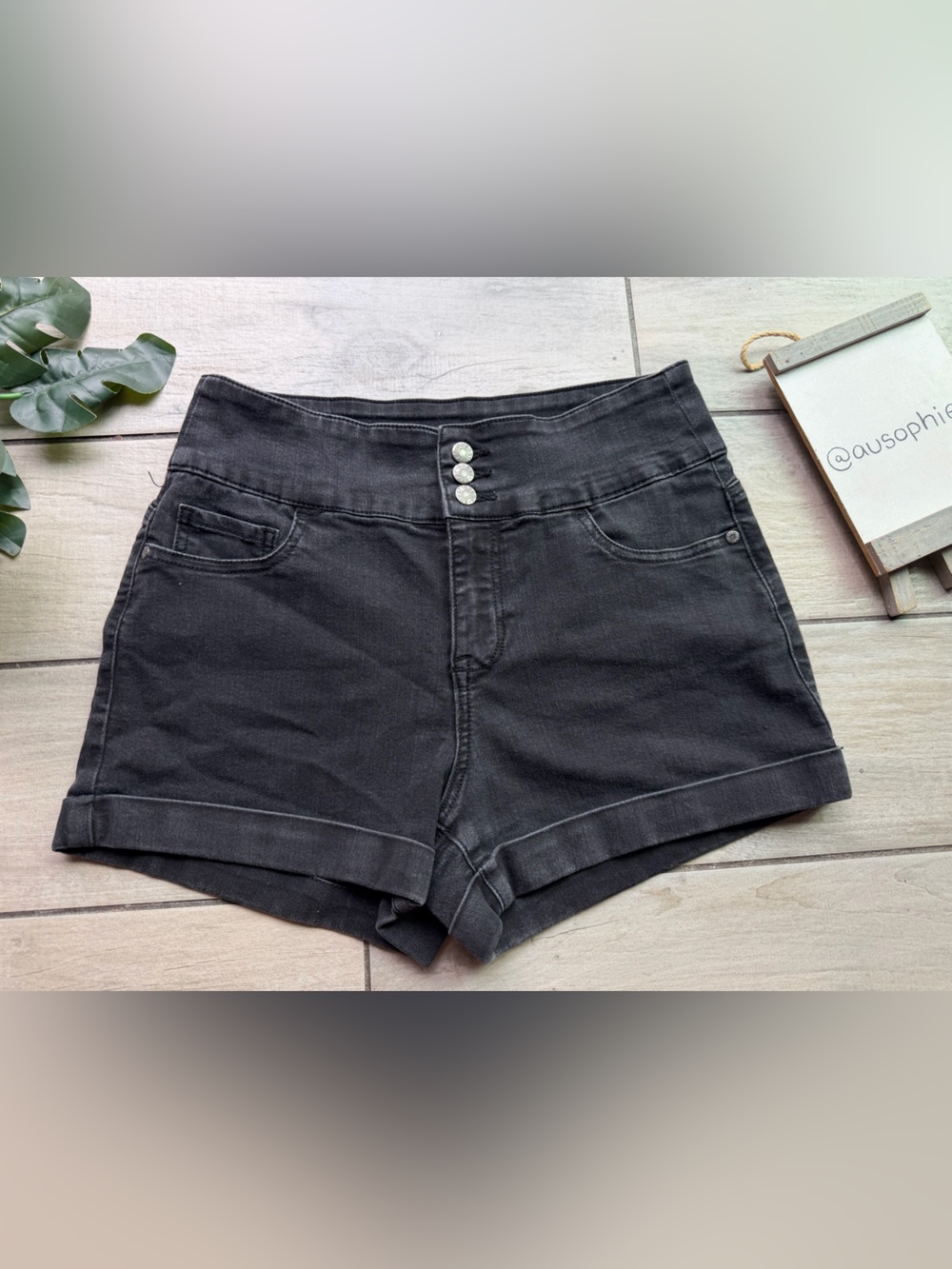 Guess High Waisted Cotton Stretch Rolled Cuff Jean Shorts in Washed Black Sz 29